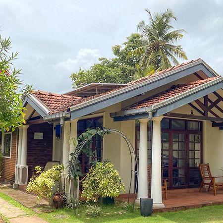 Agasthi Airport Close Bed & Breakfast Katunayake Exterior photo